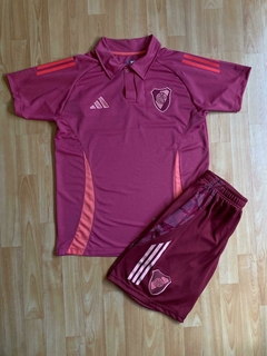 CONJUNTO CHOMBA Y BERMUDA SHORT CON CIERRE RIVER PLATE BORDO