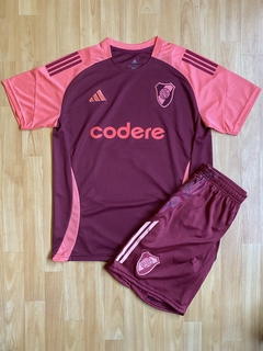 CONJUNTO CAMISETA ENTRENAMIENTO Y BERMUDA SHORT CON CIERRE BORDO RIVER PLATE 2025