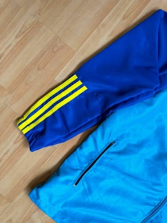 CAMPERA ROMPEVIENTOS BOCA JUNIORS CELESTE - FAQ INDUMENTARIA