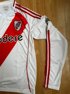 CAMISETA RIVER PLATE MANGA LARGA TITULAR 2025 en internet