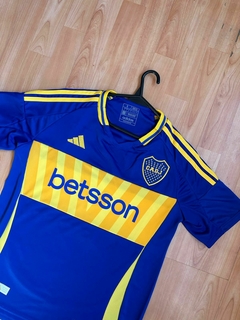 CAMISETA BOCA JUNIORS ZENON MANGA CORTA TITULAR 2025 - FAQ INDUMENTARIA