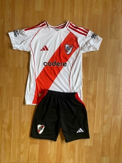 NIÑO CONJUNTO CAMISETA Y SHORT RIVER PLATE TITULAR 2025