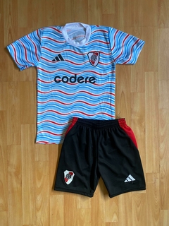 NIÑO CONJUNTO CAMISETA Y SHORT RIVER PLATE PREMATCH 2025