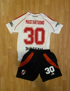 CONJUNTO RIVER PLATE CAMISETA TITULAR Y SHORT CON BOLSILLOS Y CIERRE MASTANTUONO NUEVO 2025