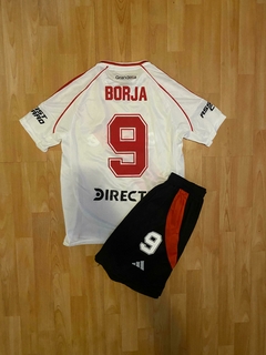 CONJUNTO RIVER PLATE CAMISETA TITULAR Y SHORT CON BOLSILLOS Y CIERRE BORJA NUEVO 2025 - comprar online