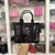 Mini tote brillosa negra Marc Jacobs