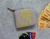 Billetera Pocket color lila estampado amarillo