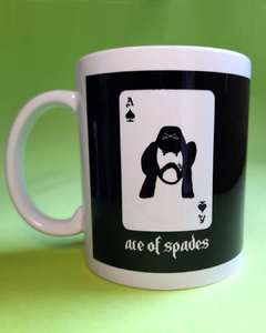 caneca branca com desenho de uma carta de baralho com ás de espadas e o rosto do Lemmy Kilmister, e embaixo a frase "ace of spades"