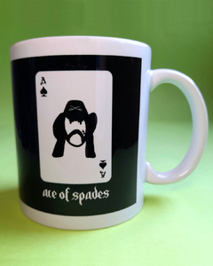 caneca branca com desenho de uma carta de baralho com ás de espadas e o rosto do Lemmy Kilmister, e embaixo a frase "ace of spades"