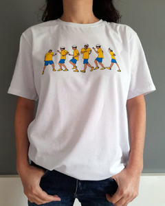 camiseta branca em tamanho adulto, sem gênero, com desenho do Bruno Mars fazendo passinhos de dança em seis poses, vestindo uniforme da seleção brasileira.