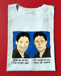 camiseta branca estampada com desenho do Chico Buarque e a frase "todo dia ela faz tudo sempre igual, me sacode às 6 horas da manhã", em tamanho infantil, sem gênero