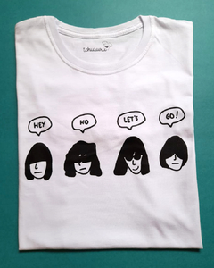 camiseta branca com desenho do rosto dos integrantes da banda Ramones dizendo "hey ho let's go!", em tamanho infantil, sem gênero
