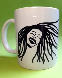 caneca branca com desenho do Bob Marley, e no outro lado a frase "one love one heart let's get together and feel alright", formando um coração.