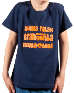 camiseta azul marinho com a frase "numa relax, numa tranquila, numa boa", em tamanho infantil, sem gênero