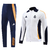  Conjunto Real Madrid Adidas, agasalho branco Real Madrid, calça azul marinho Real Madrid, conjunto esportivo Real Madrid, agasalho e calça Adidas, roupas de time Real Madrid, vestuário Adidas Real Madrid, conjunto casual Real Madrid, look esportivo Real 