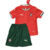 conjunto infantil Portugal Puma 2025/26, conjunto Portugal criança, conjunto futebol infantil Portugal, camisa vermelha Portugal criança, shorts verdes Portugal criança, conjunto Puma Portugal 2025, roupa esportiva infantil Portugal, conjunto futebol Puma