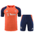 kit-de-treino-manchester-united-laranja-azul-marinho-conjunto-time-camisa-bermuda-masculino-masculina-2024-24-25-shorts-blusa-oficial-original-adidas-aeroready-bolso-futebol-jogo-nome-numero-personalizado-tailandesa-pronta-entrega
