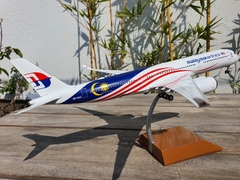 MALAYSIA AIRLINES AIRBUS A350-900 1:200 INFLIGHT200 *MOTOR PEGADO* en internet