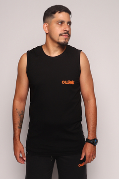 REGATA OULEK PRETO COM LOGO LARANJA