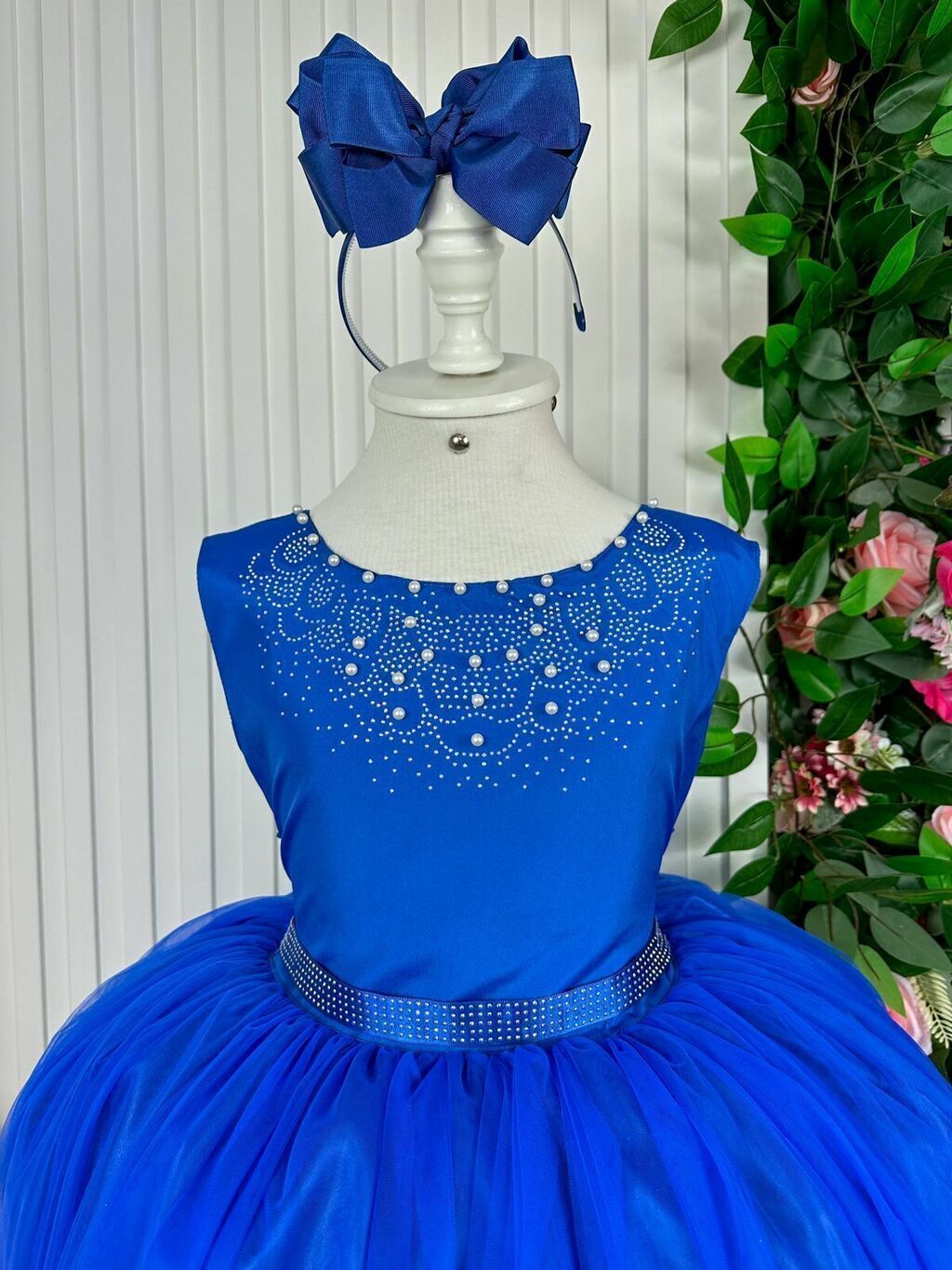 Vestido de daminha azul royal deals com branco