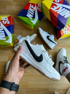 Nike blancas suela marron deals