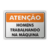 Placa Atenção - Homens Trabalhando na Máquina - comprar online