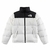 Detalhe do fechamento em velcro da jaqueta masculina The North Face 1996 Retro Nuptse 700 na cor branca.