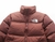 Jaqueta masculina da The North Face na cor burgundy, modelo 1996 Retro Nuptse 700, com design acolchoado e logotipo na parte superior esquerda.