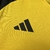 Camisa de treino do Atlético Mineiro 2025/26 nas cores amarelo e preto, com logotipo do clube e detalhes em vermelho nas laterais.