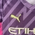 Kit Infantil Manchester City Goleiro Puma 23/24 - Roxo com detalhes em rosa e dourado - Lima Imports | Artigos Esportivos