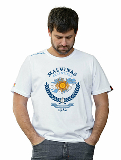 Remera Rebelde Malvinas Argentinas Prohibido olvidar (Bordada) - Manos Argentinas