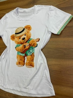 T - Shirt branca com estampa e detalhe na manga - Veríssima Modas