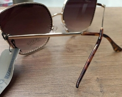 Óculos de sol feminino detalhe na lente - comprar online