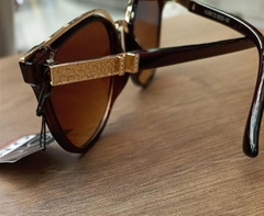 Óculos de sol Feminino com detalhe metal - comprar online