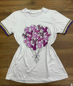 T - Shirt branca com estampa e detalhe na manga