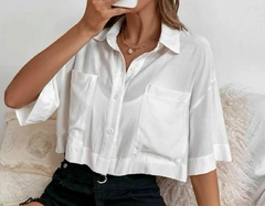 Camiseta feminina curta com botões