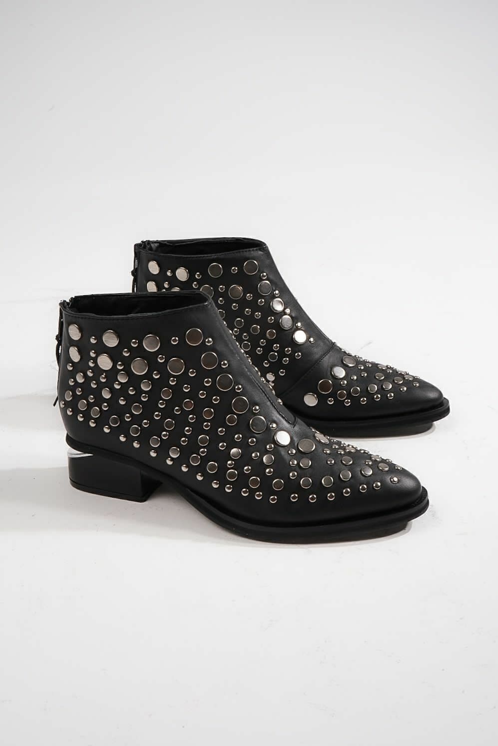 Botas con tachas sales