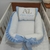 Ninho Redutor Moisés para Bebê Menino Luxo Personalizado Nervuras Azul Bebê com Caqui Claro