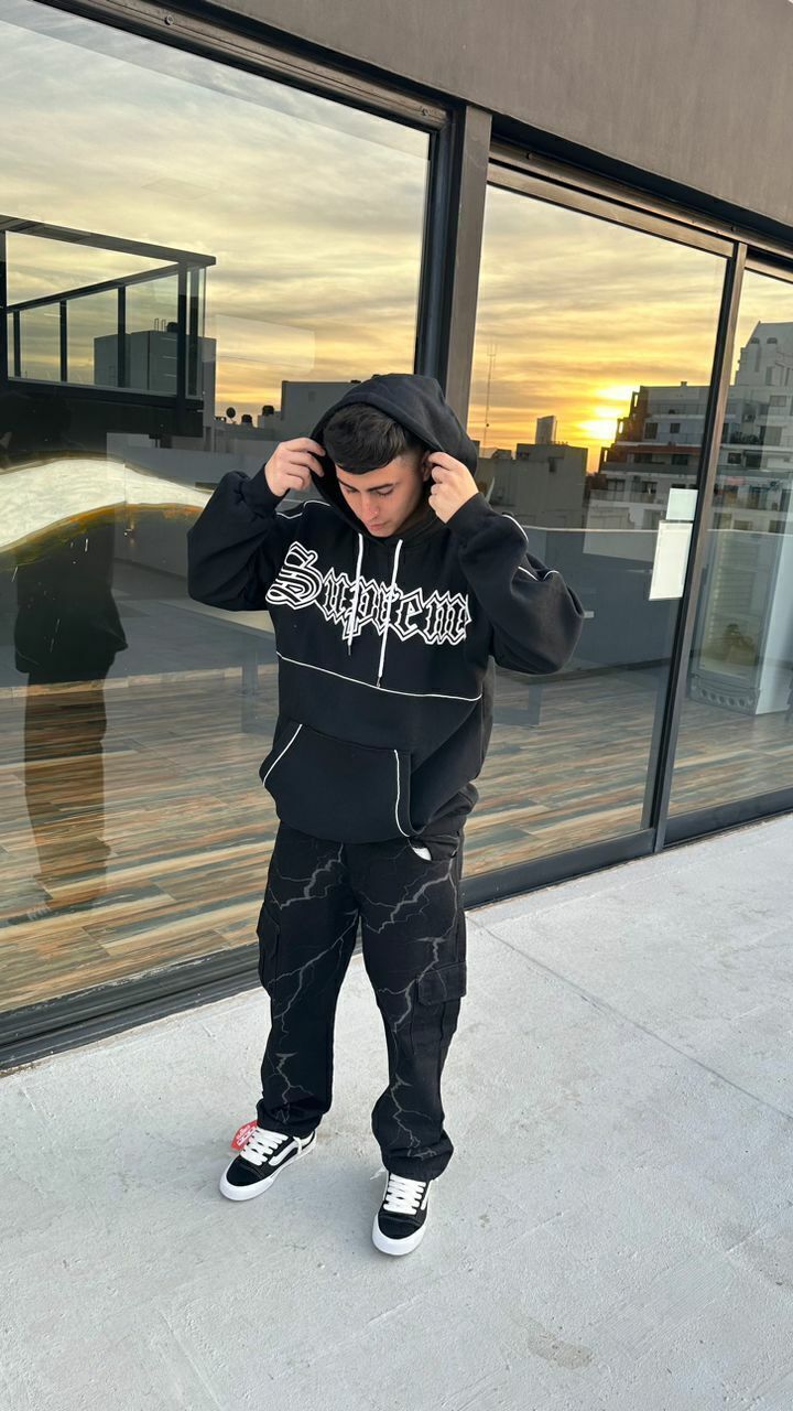 BUZO SUPREME COLOR NEGRO WESS INDUMENTARIA