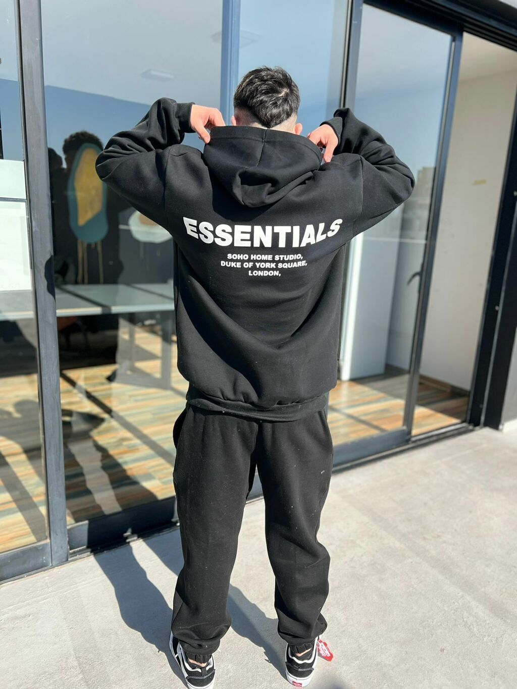 BUZO OVERSIZE ESSENTIALS NEGRO WESS INDUMENTARIA
