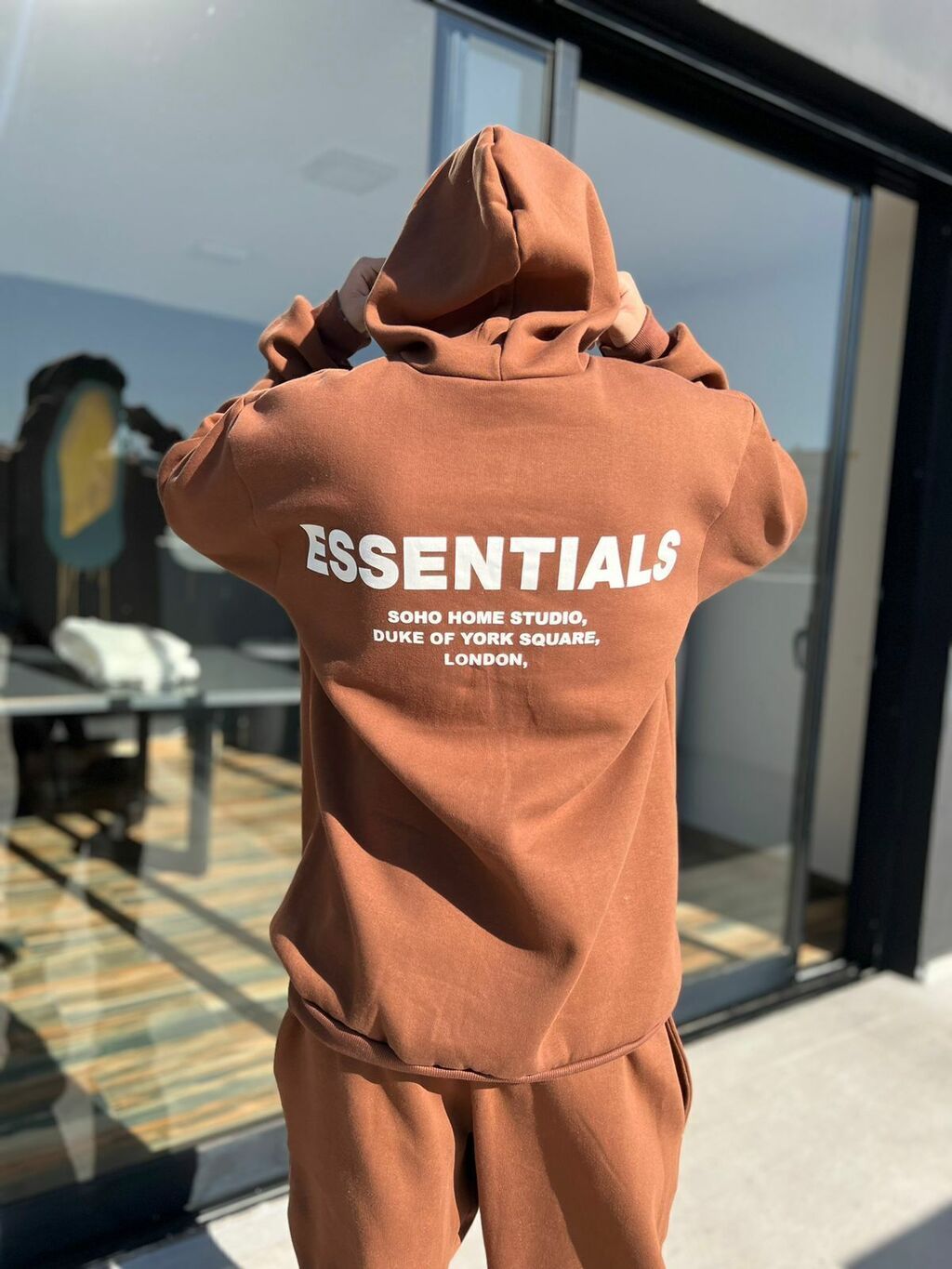 BUZO OVERSIZE ESSENTIALS CHOCOLATE