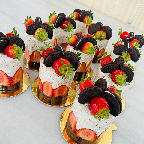 FLEXARTE Strawberry Fruit Cupcake Topper Silicone Mold Strawberries Fondant Mold Cake Cupcake Decorating Chocolate Baking Mold DIY