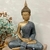 Estátua de Buda para interior zen, escultura espiritual de Gautama, decoração mística com Buda meditativo, simbolismo na estátua de Buda, vida consciente com estátua de Buda, presente espiritual para alma iluminada, arte esculpida em estátua de Buda, tran