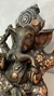 Estátua de Ganesha, removedor de obstáculos, símbolo da sabedoria, tradição Hindu, presença espiritual, bênçãos, superar desafios, promover harmonia, feita em resina, 25cm de altura, objeto decorativo, expressão de espiritualidade, presente perfeito, aniv