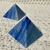 Pirâmide de Cristal para Meditação - Esta pirâmide de quartzo azul, feita com precisão, emana uma energia suave e equilibrada, promovendo serenidade e foco. Ideal para entusiastas da meditação, buscadores espirituais e profissionais criativos. Traga uma s