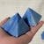 Cristal de Quartzo Azul - Uma bela pirâmide de quartzo azul simbolizando tranquilidade e elevação espiritual. Perfeita para terapeutas holísticos, estúdios de yoga e negócios à beira-mar que buscam um ambiente sereno. Eleve seu espaço com sua presença cal