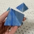 Pirâmide de Quartzo Azul - Uma serena pirâmide de quartzo azul, lembrando as águas calmas das Maldivas, perfeita para buscadores de tranquilidade e exploradores espirituais. Ideal para espaços de meditação e ambientes de bem-estar. Aumente a energia seren