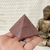 Pirâmide de Quartzo Vermelho - Uma Bela Peça com Poderosa Energia Perfeita para Aqueles que Buscam Paixão, Criatividade e Equilíbrio Emocional. Aprofunde-se em sua criatividade com a Pirâmide de Quartzo Vermelho. Este cristal cativante não apenas adiciona