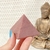 Pirâmide de Quartzo Vermelho - Uma Adição Inspiradora para Almas Apaixonadas e Entusiastas do Tantra em Busca de Beleza Natural e Energia Positiva em seu Espaço. Se você é um criativo em busca de inspiração ou um praticante das artes tântricas, a Pirâmide