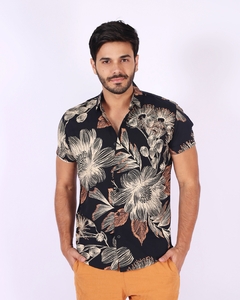 Camisa Manga Curta Viscose Preta com Estampa de Flores Beje - comprar online